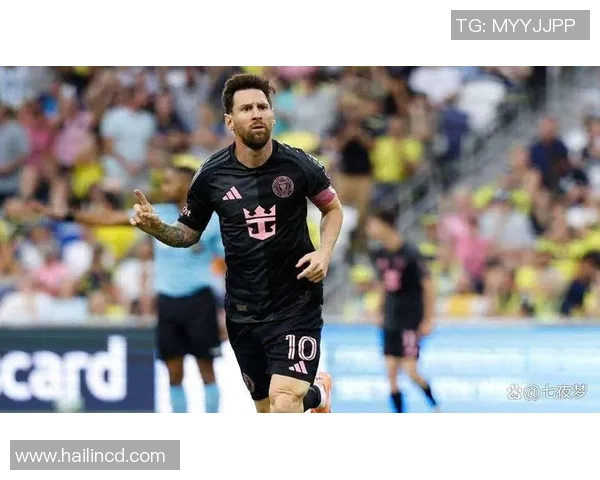 新业坊足球场迎来传奇球星闪耀登场 重燃球迷热情与激情之火